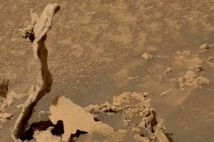หินดาวอังคารที่มีหนามแหลมแปลกประหลาดเกิดจากการกัดเซาะ